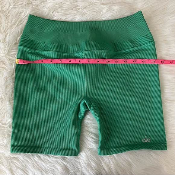 Alo Yoga 5" Seamless Ribbed Favorite Short - Picture 9 of 12